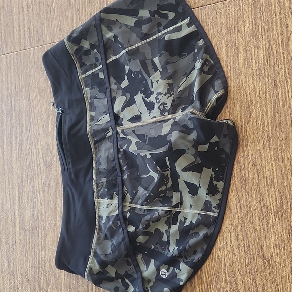 Lululemon Camo Shorts Size 6 - Picture 2 of 6